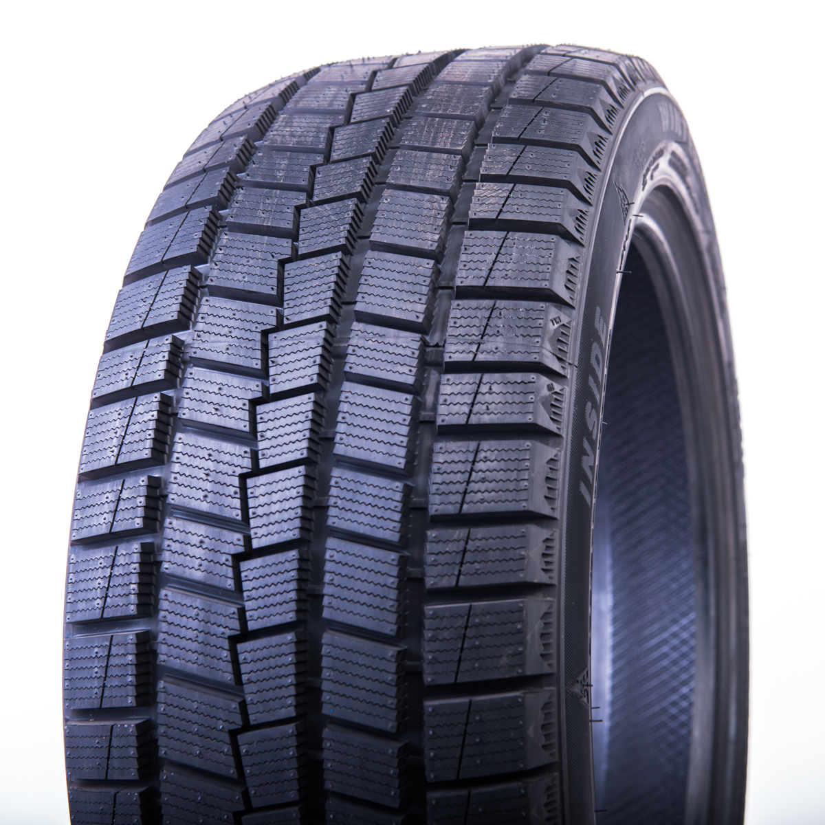 Sunny NW312 245/45 R18 100S
