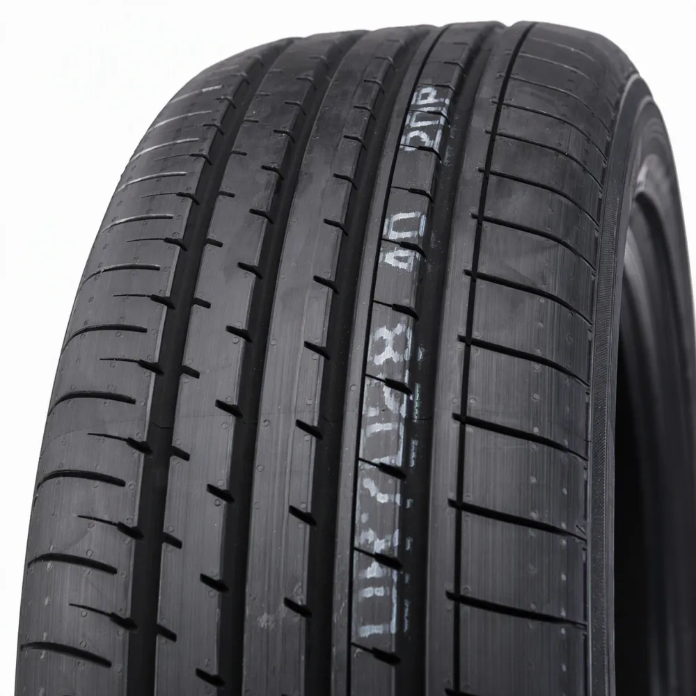 Yokohama BLUEARTH XT AE61 235/55 R17 99H - zdjęcie główne
